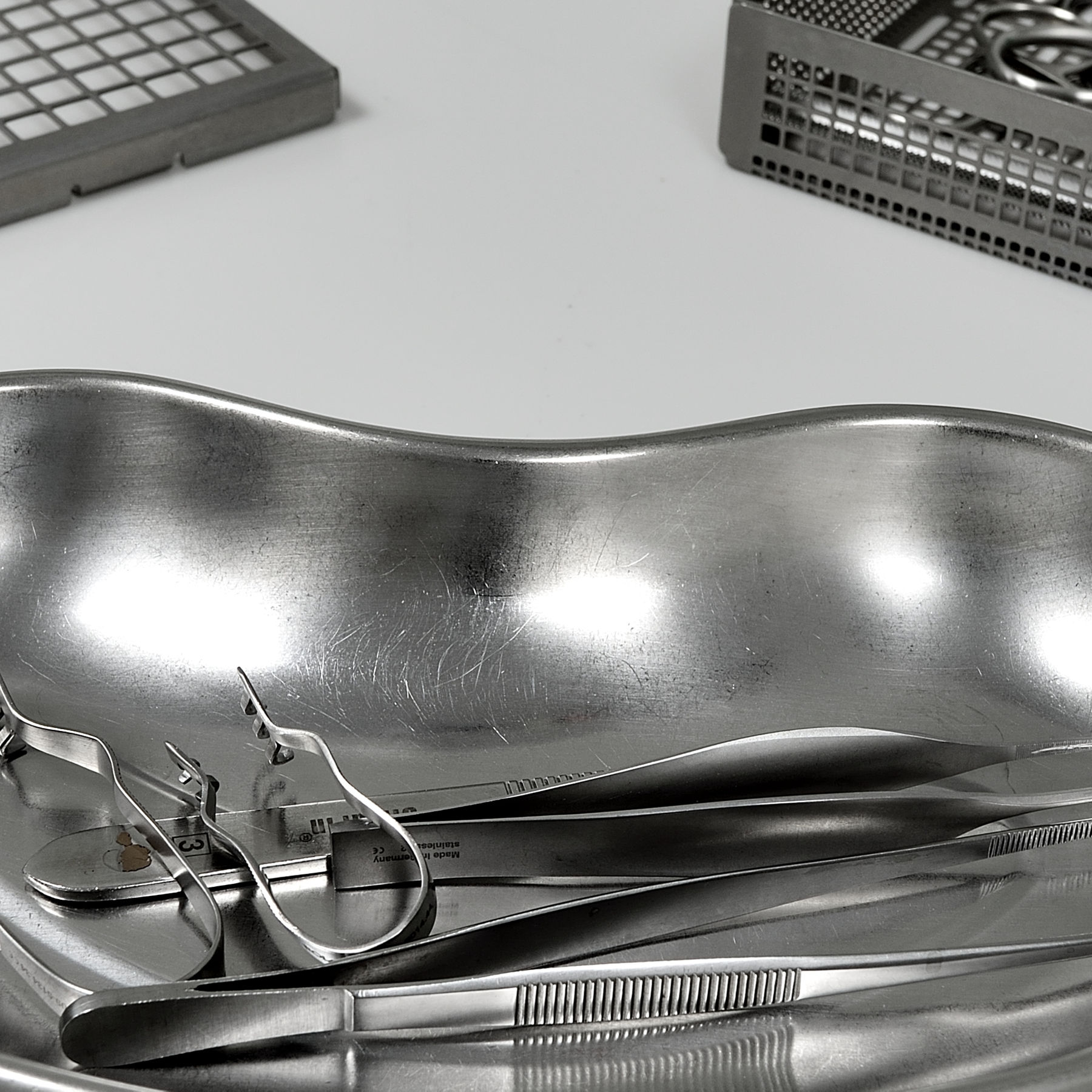 Aktuelles Projekt: Nierenschale mit Instrumenten im Detail