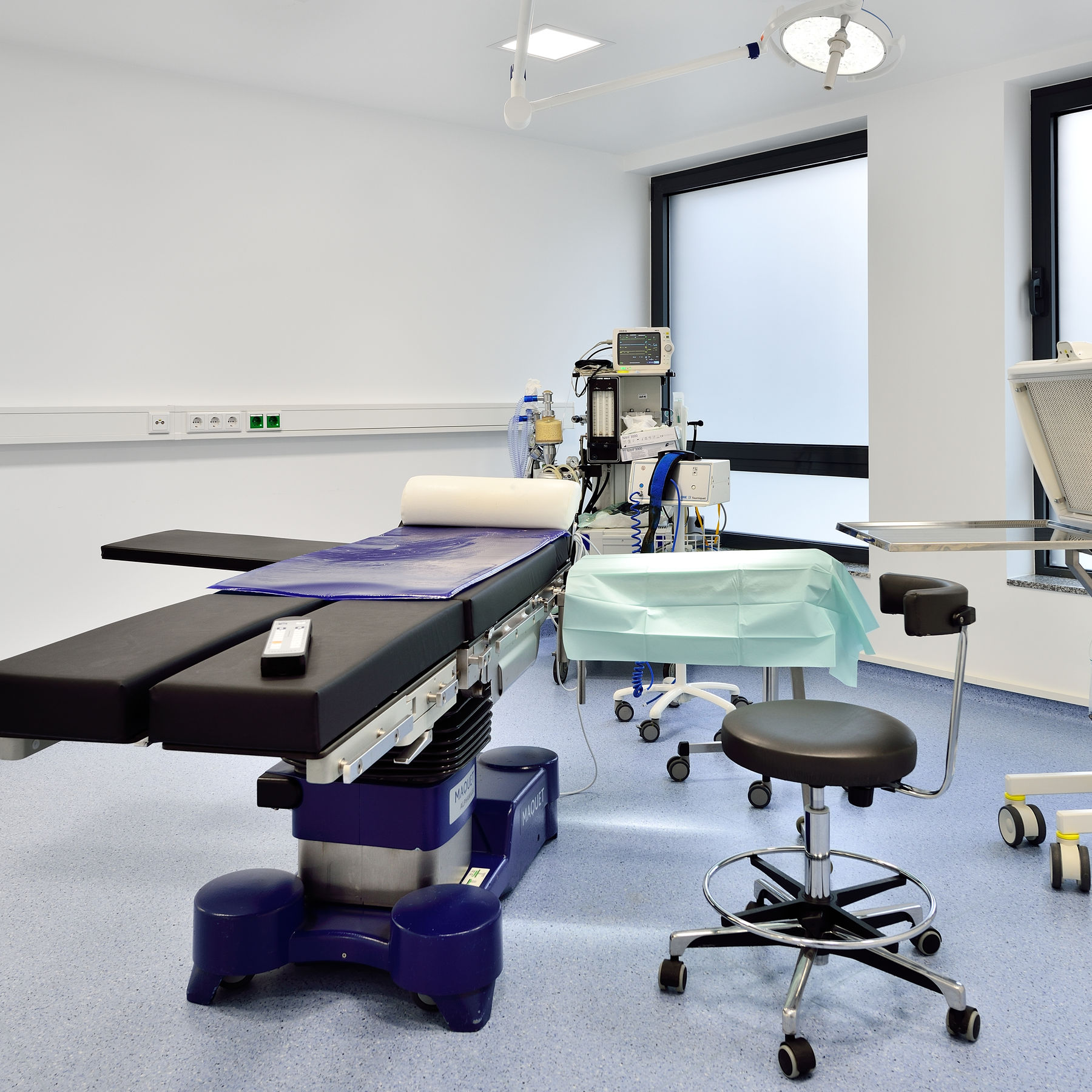 OP-Raum mit Patientenliege — Aktuelles Projekt, B+E Fotografie