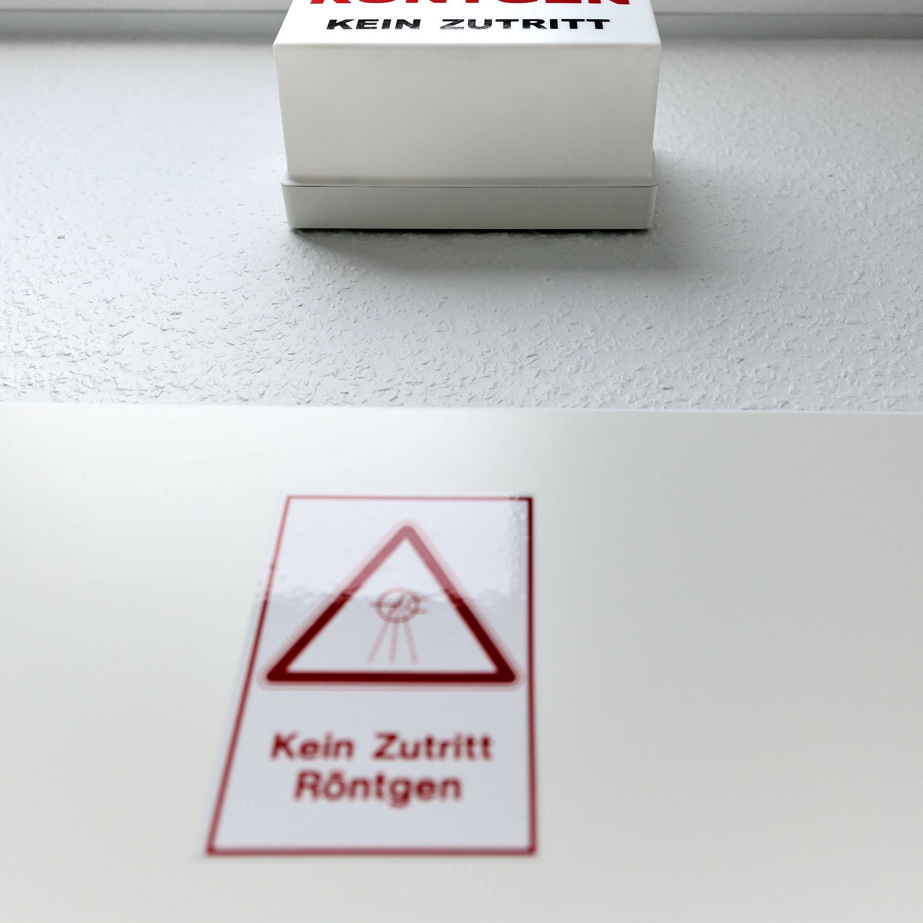 Warnschild Röntgen, Detail — Aktuelles Projekt, B+E Fotografie