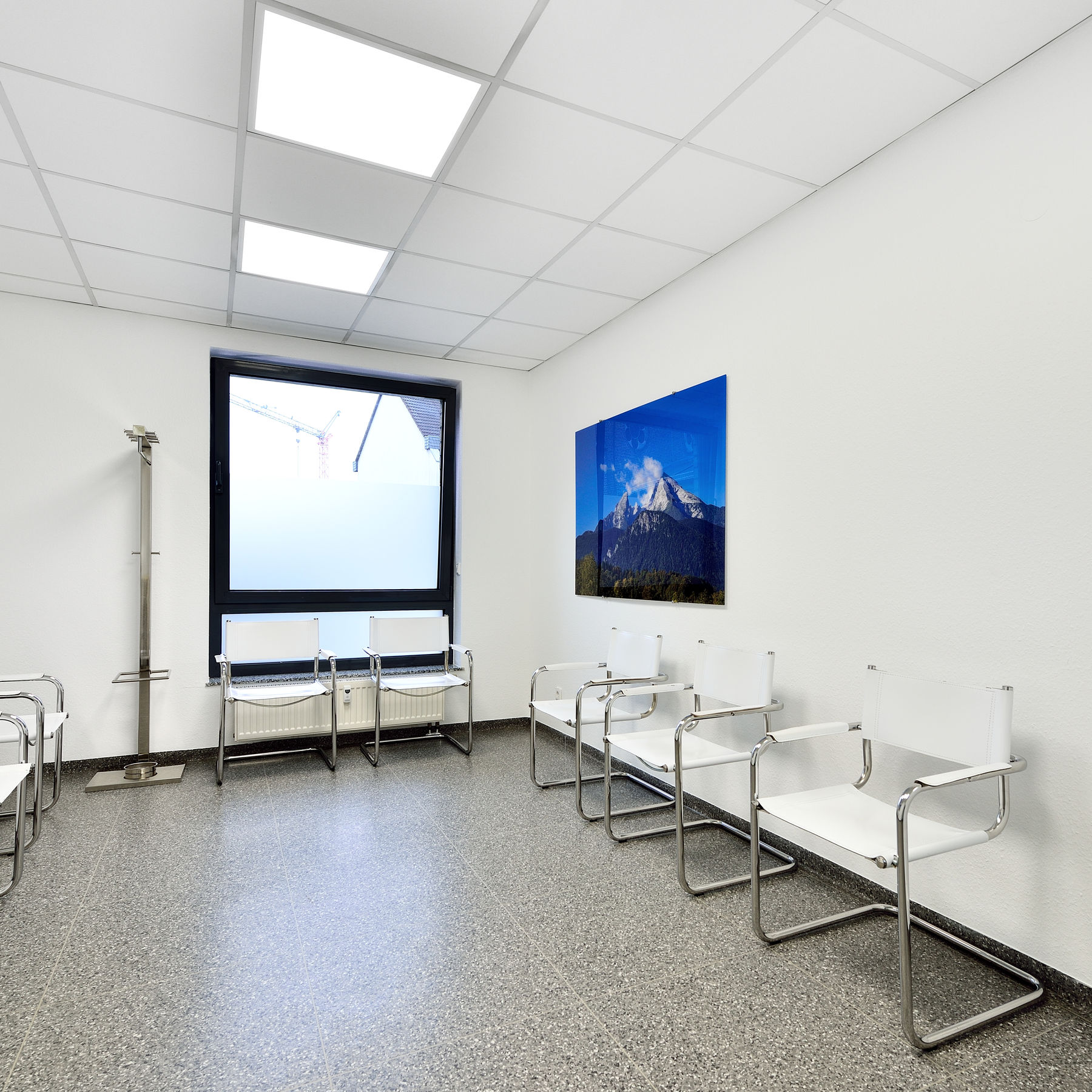 Wartezimmer mit Bergmotiv — Aktuelles Projekt, B+E Fotografie