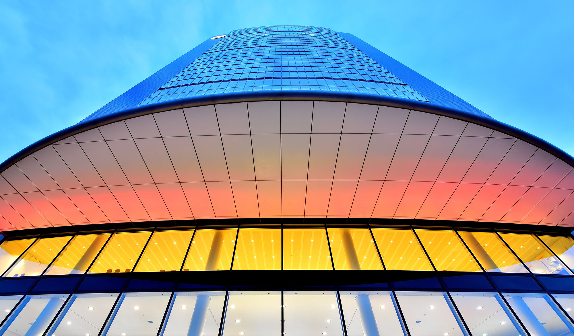 Abstrakte Fassade eines Hochhauses bei Sonnenuntergang