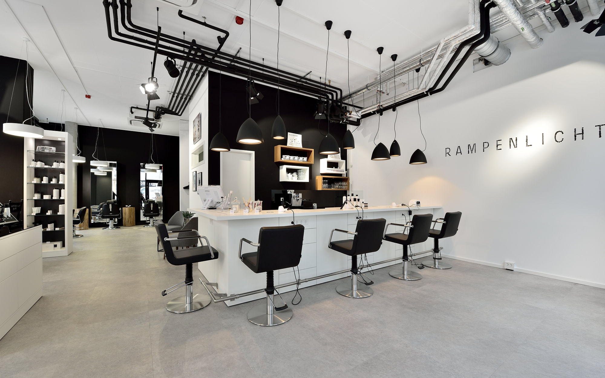 Innenarchitektur: minimalistischer Salon in Schwarz-Weiß